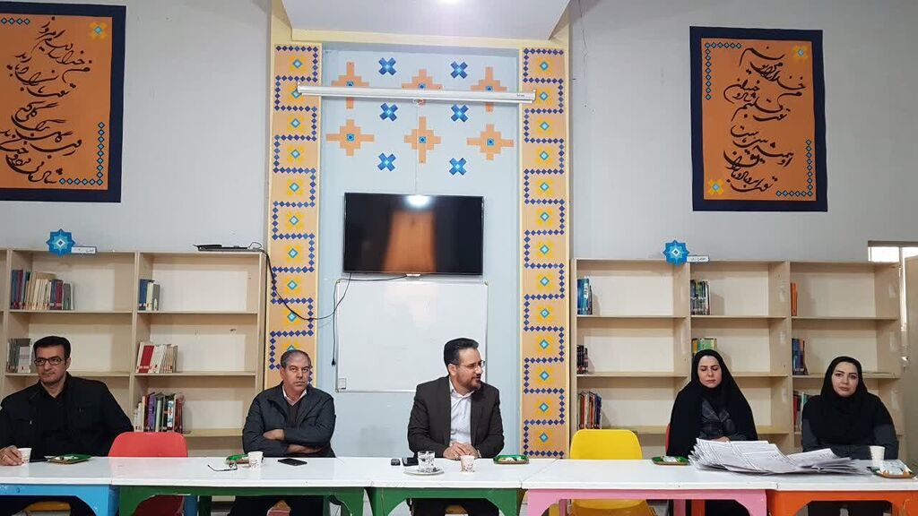 تجلیل از عوامل برگزاری جشنواره قصهگویی کانون کرمانشاه