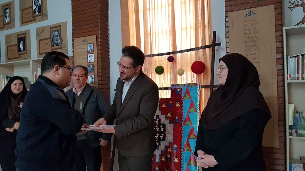 تجلیل از عوامل برگزاری جشنواره قصهگویی کانون کرمانشاه