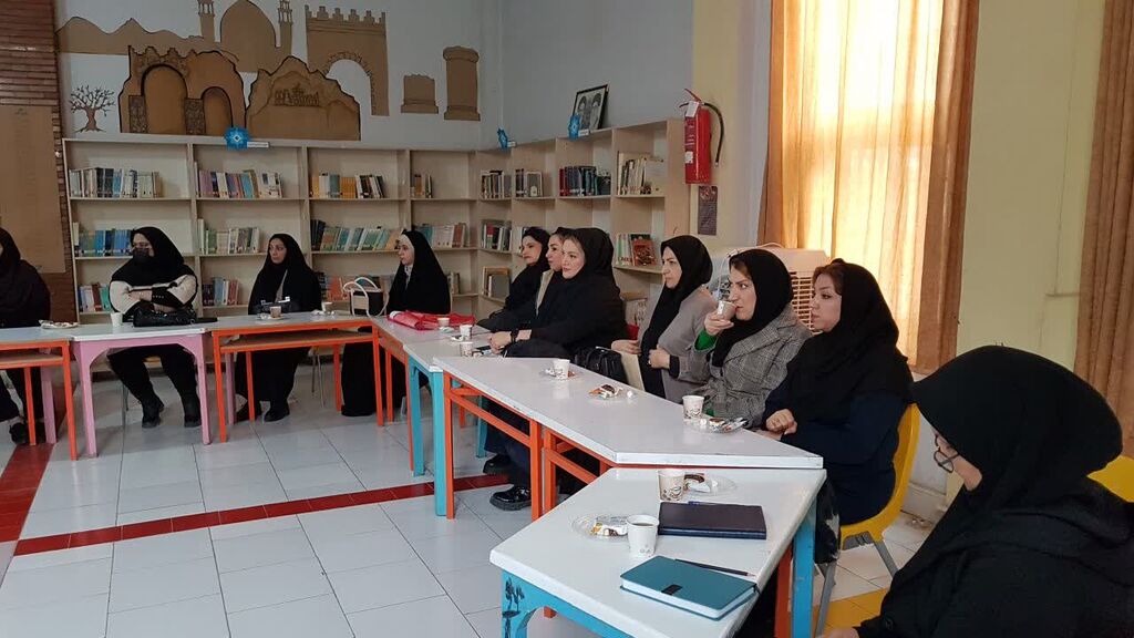 تجلیل از عوامل برگزاری جشنواره قصهگویی کانون کرمانشاه