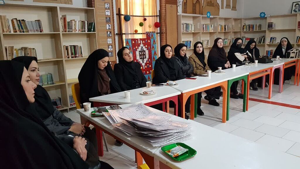 تجلیل از عوامل برگزاری جشنواره قصهگویی کانون کرمانشاه