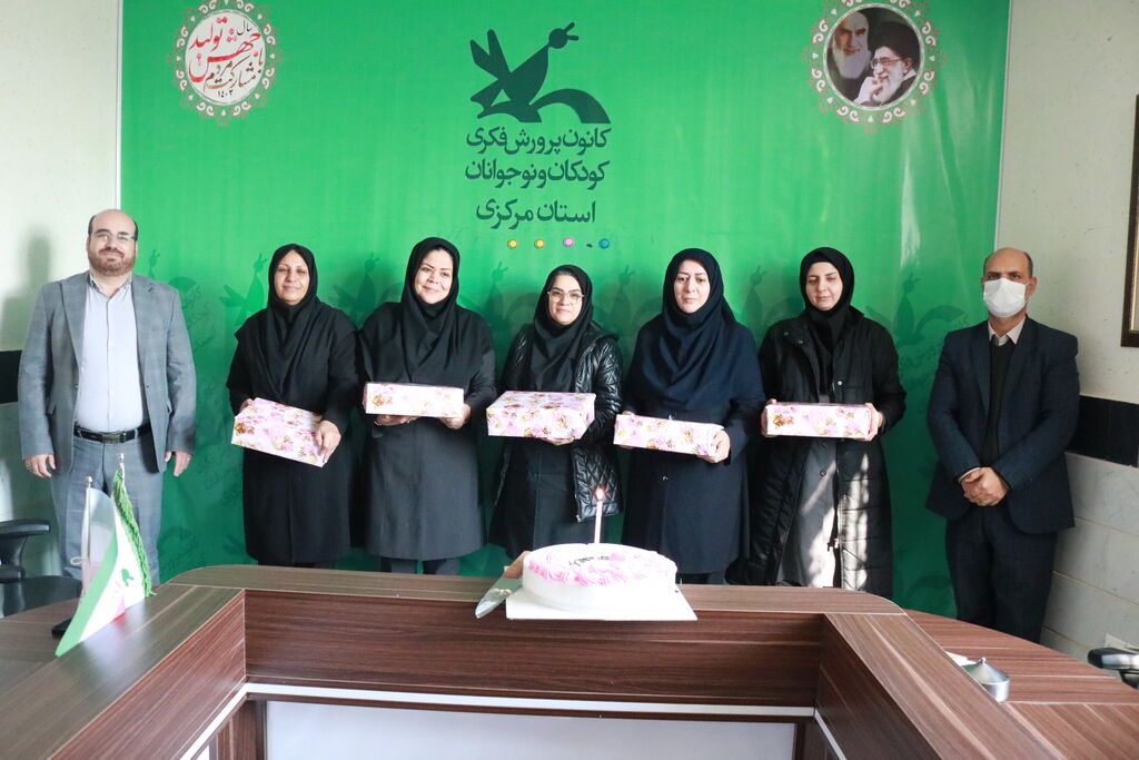 تقدیر و تجلیل از بانوان روز مادر_مرکزی تجلیل و تقدیر از بانوان اداره کل کانون استان مرکزی به مناسبت ولادت حضرت فاطمه(س) و گرامیداشت مقام مادر و روز زن