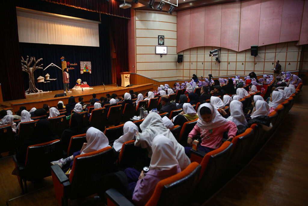 هنگام قصهگویی از مخاطبانم انرژی میگیرم