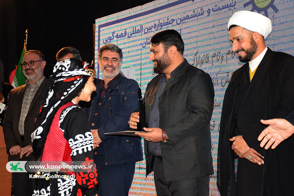 تجلیل از برگزیدگان جشنواره قصه گویی کانون لرستان گزارش آیین اختتامیه مرحله استانی بیست و ششمین جشنواره قصه گویی کانون لرستان