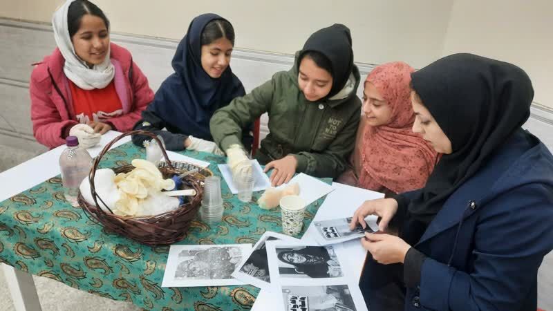 نشست ادبی دو پنجره کتانی‌های کوکام در کانون همدان برگزار شد