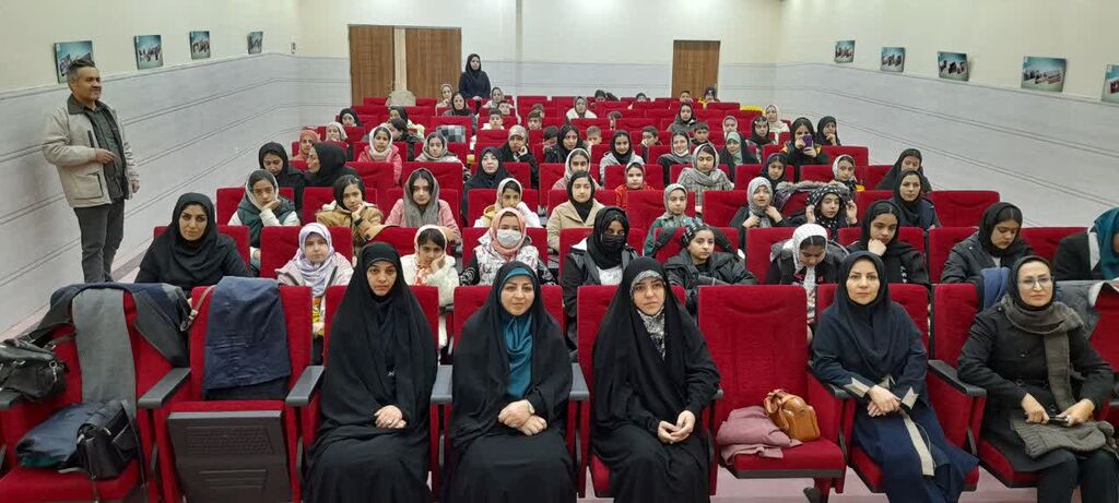 نقد و بررسی کتاب «کتانیهای کوکام» در همدان انجام شد