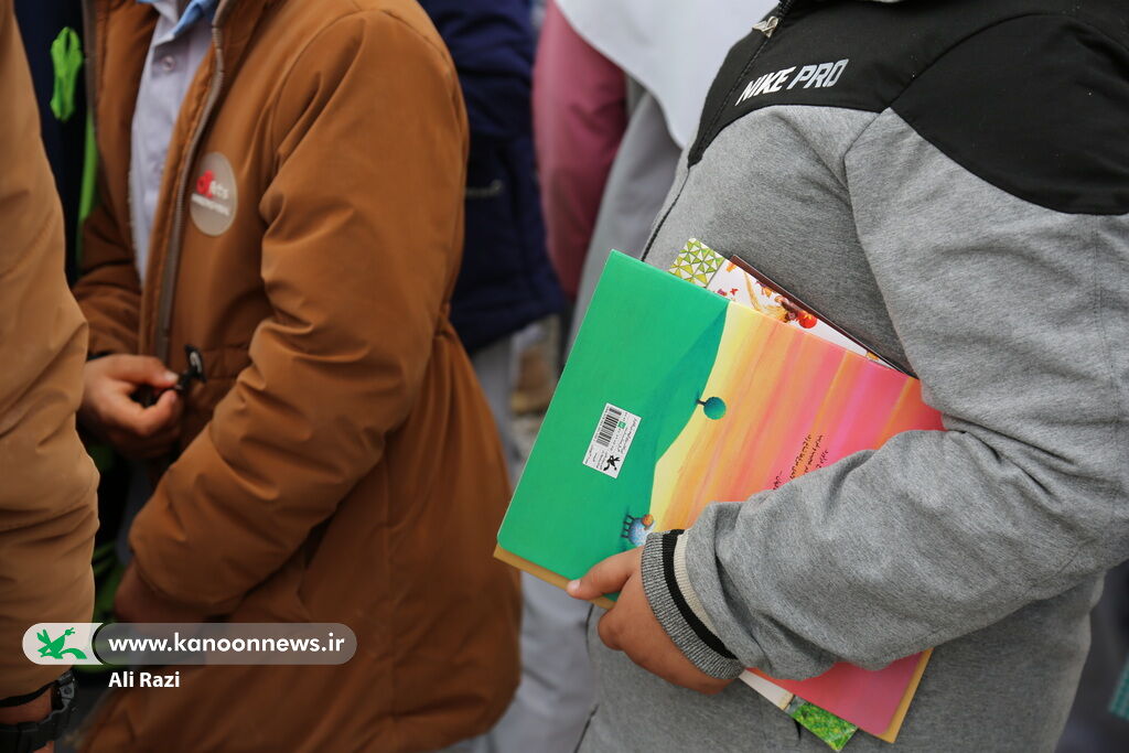 پیک امید کانون استان بوشهر میهمان کودکان احمدآباد شد