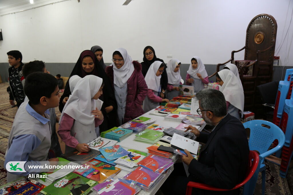 پیک امید کانون استان بوشهر میهمان کودکان احمدآباد شد