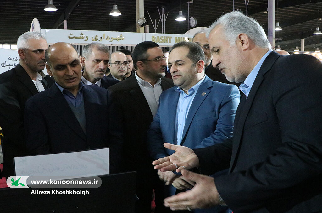 معرفی خدمات الکترونیک در نمایشگاه الکامپ گیلان / غرفه کانون پرورش فکری و کانون زبان استان پذیرای مخاطبان است