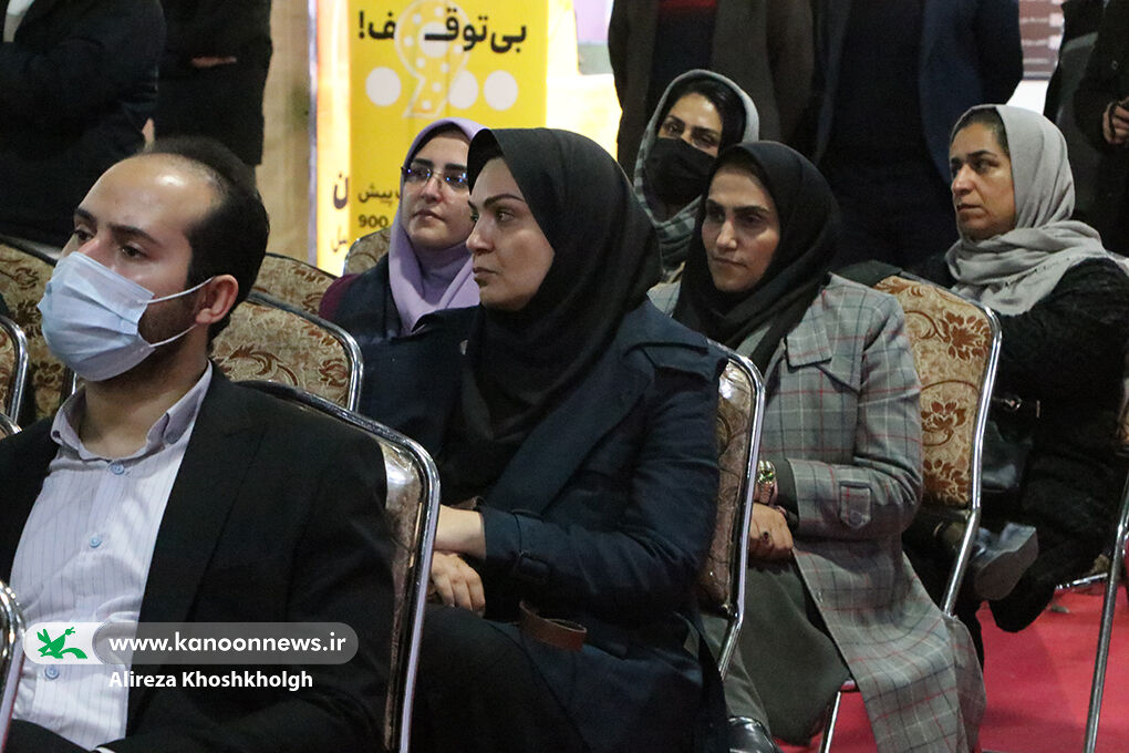 معرفی خدمات الکترونیک در نمایشگاه الکامپ گیلان / غرفه کانون پرورش فکری و کانون زبان استان پذیرای مخاطبان است