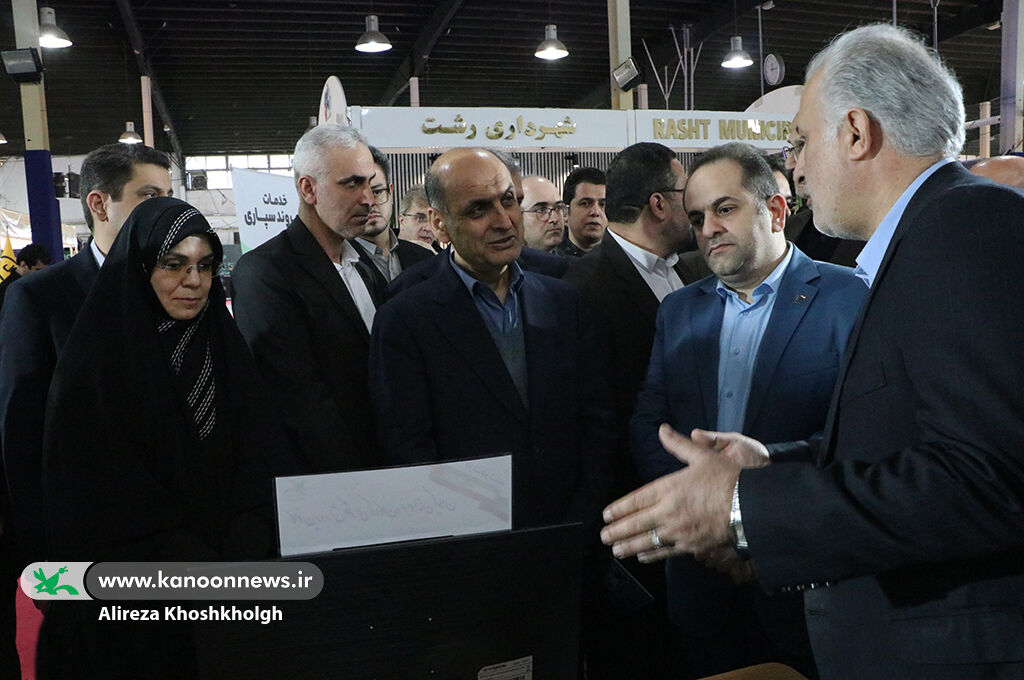 معرفی خدمات الکترونیک در نمایشگاه الکامپ گیلان / غرفه کانون پرورش فکری و کانون زبان استان پذیرای مخاطبان است