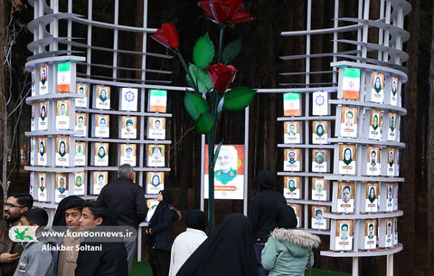 حضور تماشا خانه سیار کانون در گلزار شهدای کرمان (روز اول)