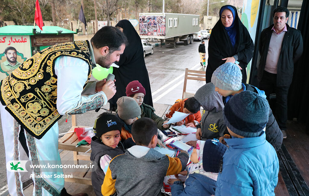 حضور تماشاخانه سیار کانون در گلزار شهدای کرمان