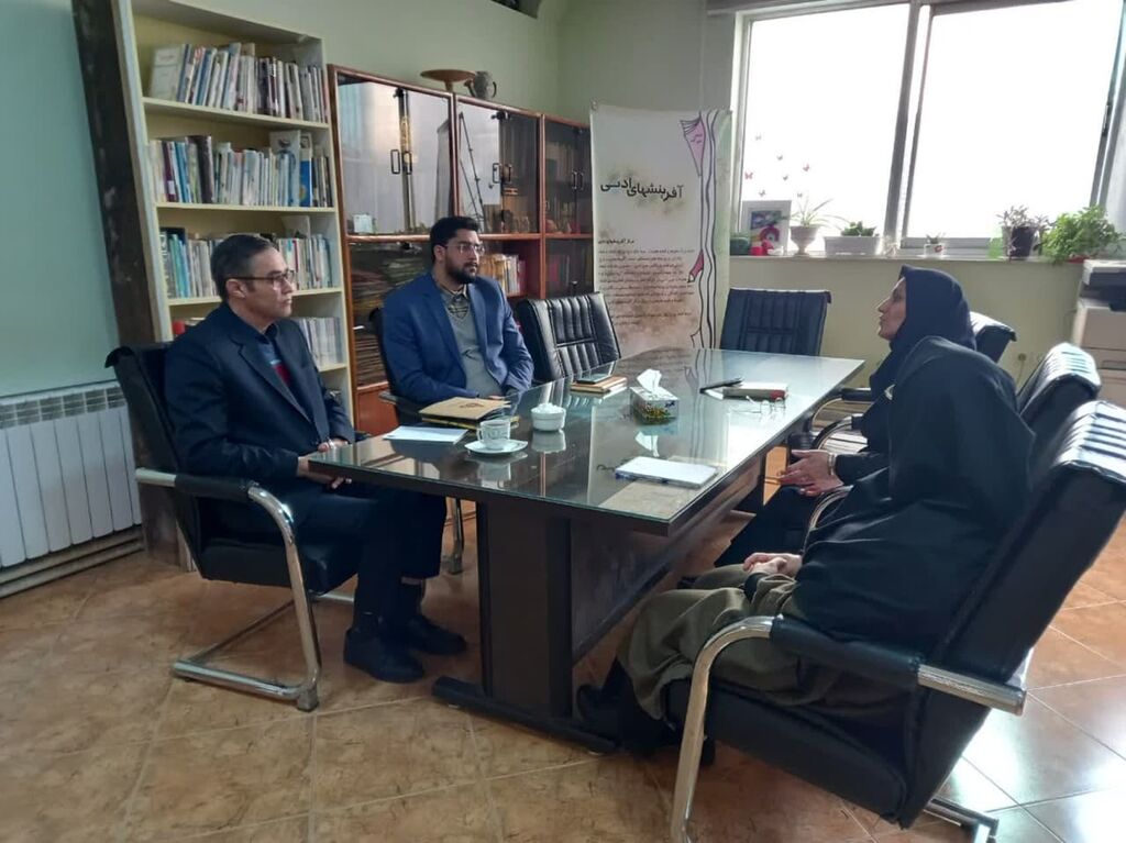 نشست کارشناسان ادبی استان با سرگروه ادبیات متوسطه آموزش و پرورش 
