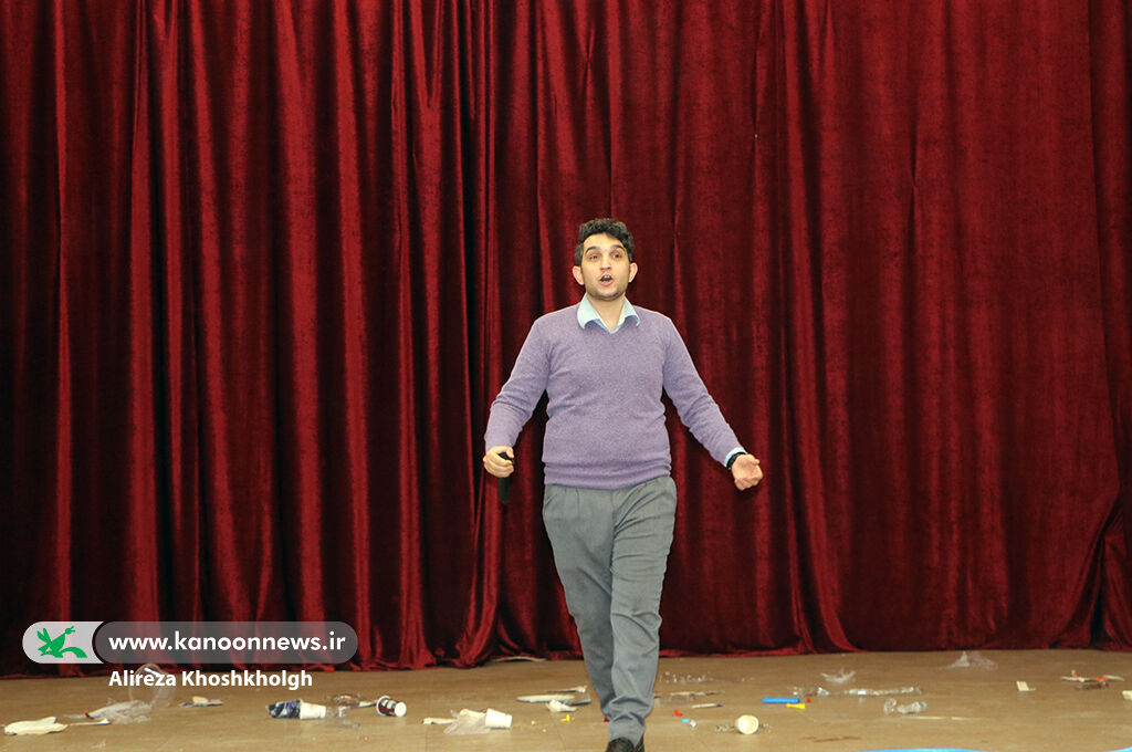 نمایش کمدی «گود زباله» در رشت روی صحنهمیرود