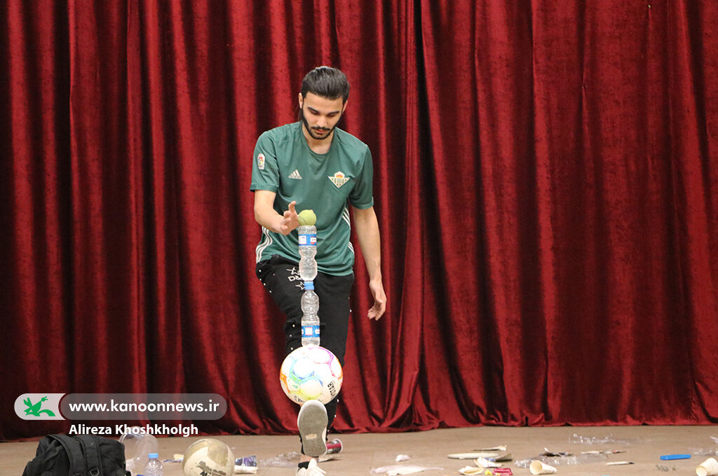 نمایش کمدی «گود زباله» در رشت روی صحنهمیرود