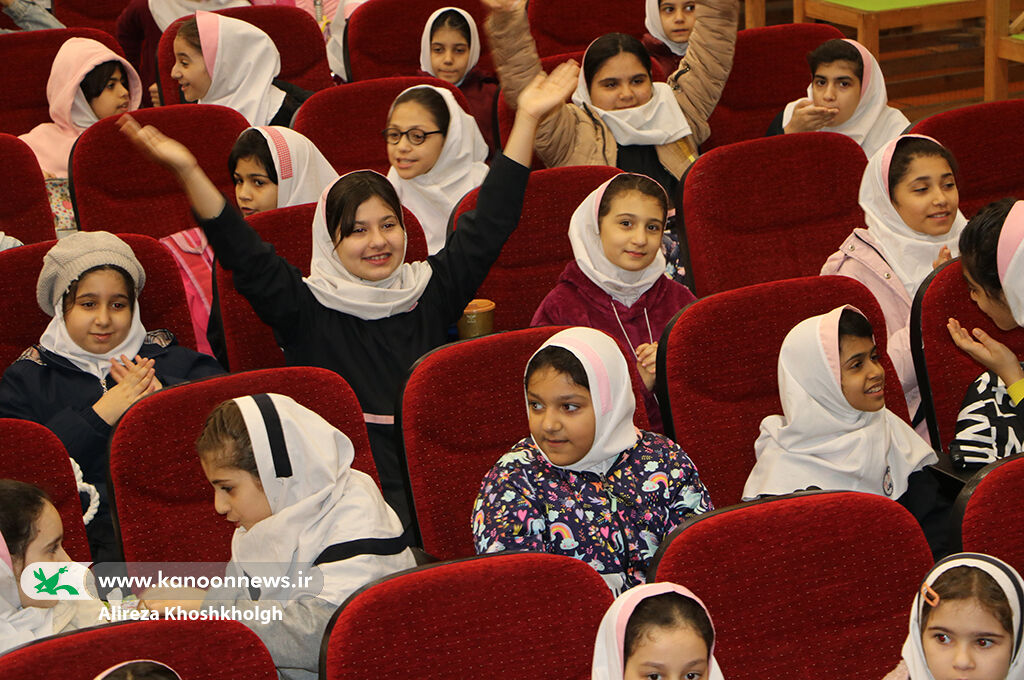 نمایش کمدی «گود زباله» در رشت روی صحنهمیرود