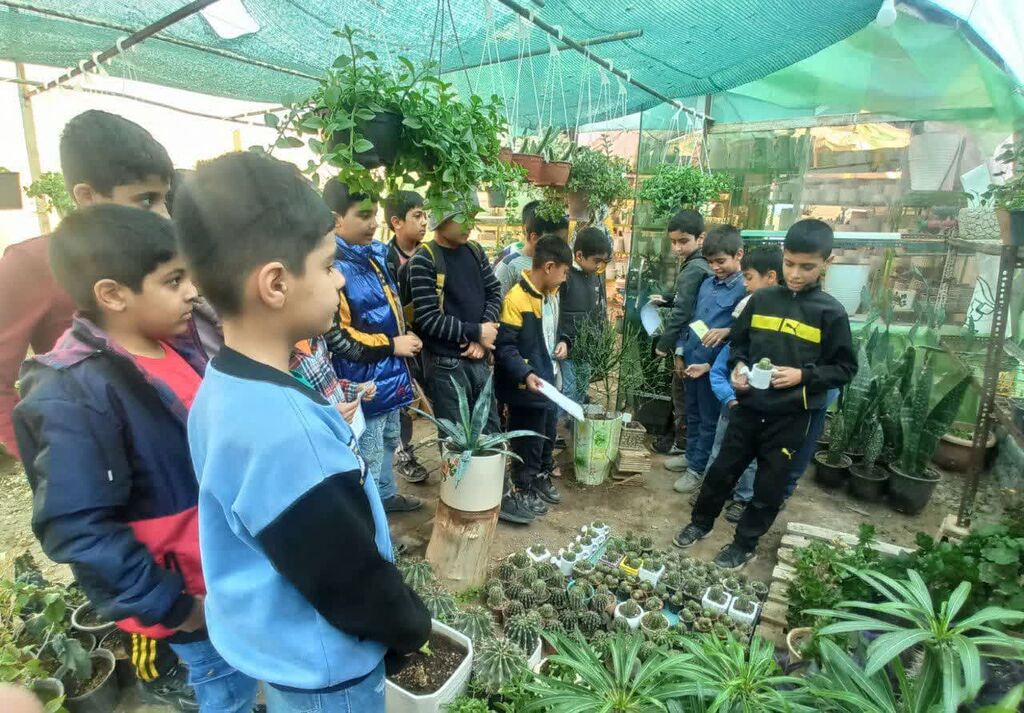 بازدید اعضا مرکز جیمآباد از گلخانه