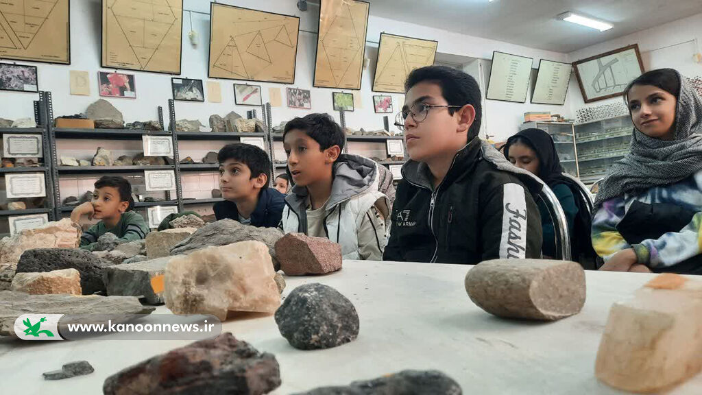 موزه سنگ اردکان اعضای کودک و نوجوان کانون از موزه سنگ دانشگاه پیام نور اردکان دیدن کردند