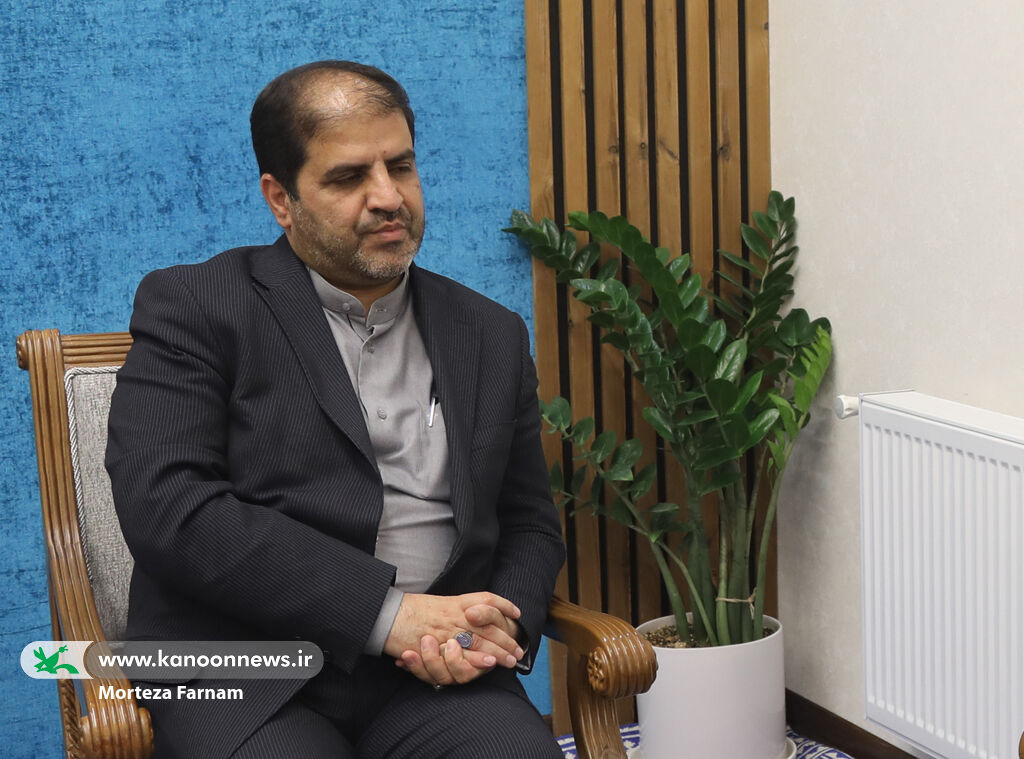 دهستانی باید به مسائل فرهنگی و اجتماعی اولویت بدهیم