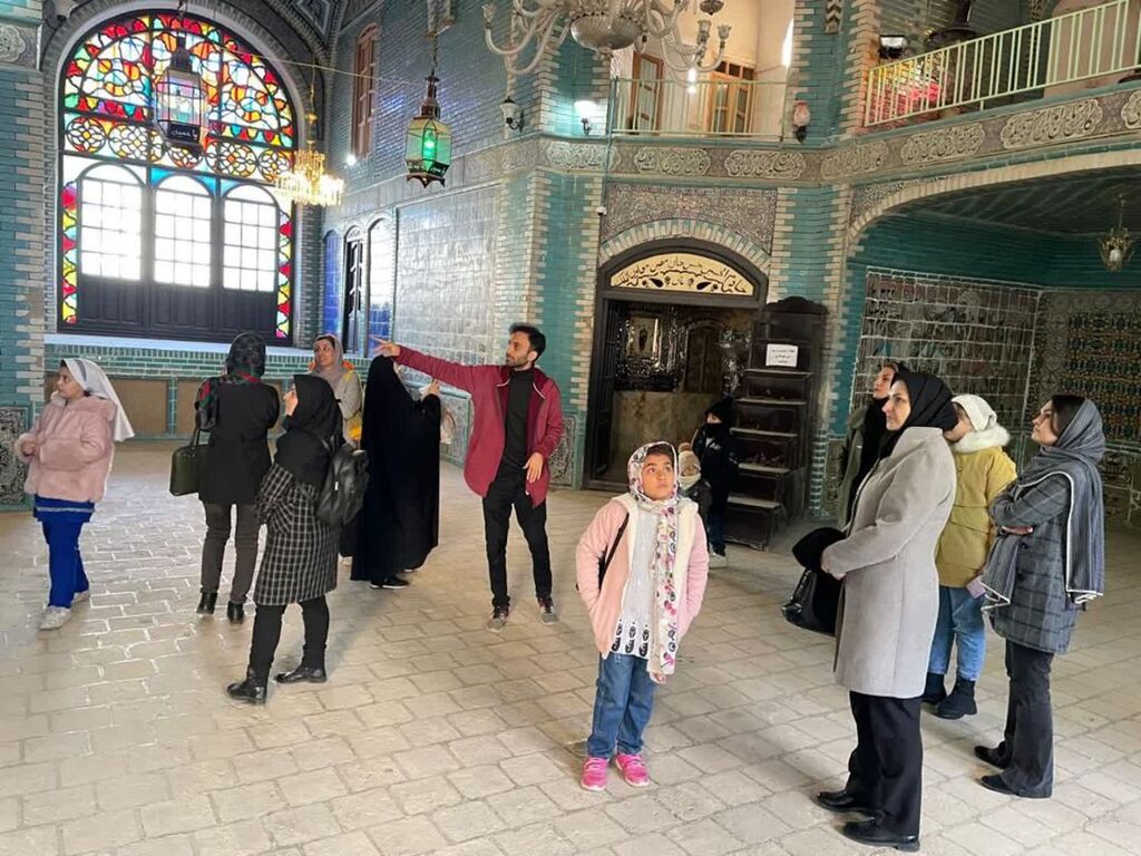 بازدید اعضا و والدین مرکز شماره ۲ شهر کرمانشاه از تکیه معاونالملک