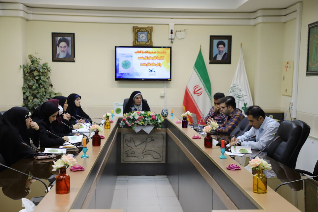 کتاب خارهای گل شده، گل های خار شده توسط کارکنان اداره کل کانون استان بررسی شد