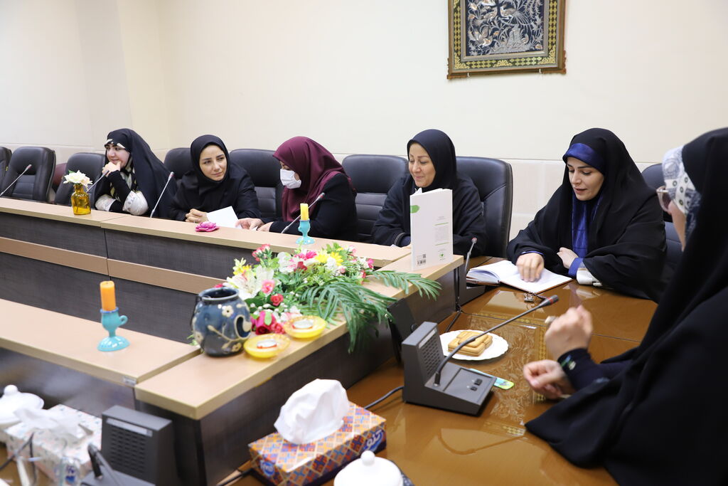 کتاب خارهای گل شده، گل های خار شده توسط کارکنان اداره کل کانون استان بررسی شد