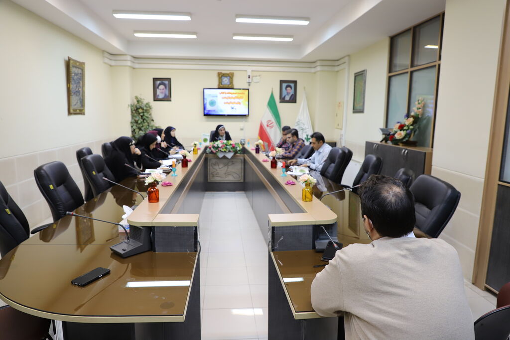 کتاب خارهای گل شده، گل های خار شده توسط کارکنان اداره کل کانون استان بررسی شد