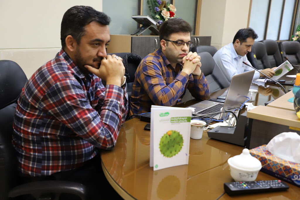 کتاب خارهای گل شده، گل های خار شده توسط کارکنان اداره کل کانون استان بررسی شد