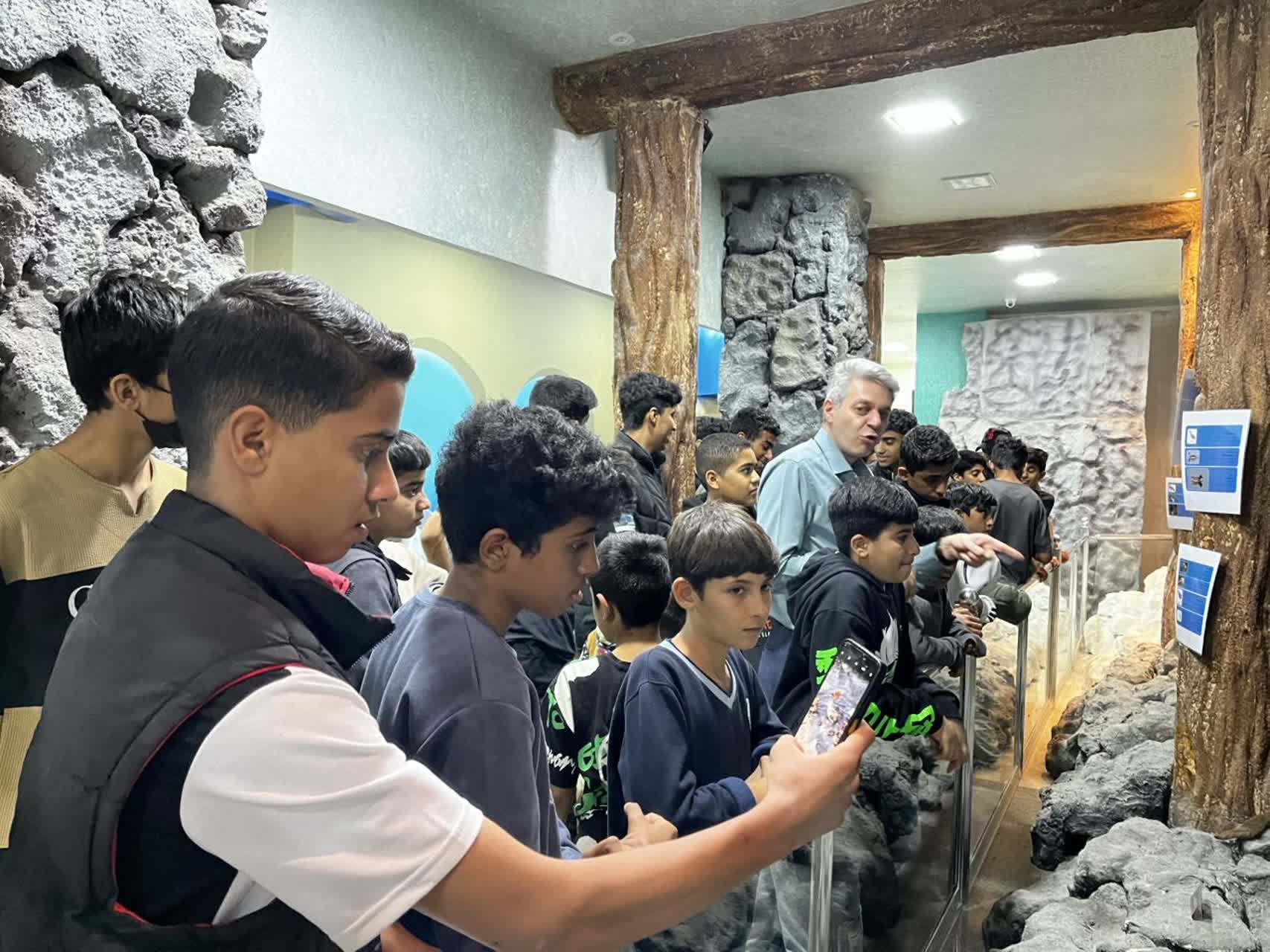 پسران محله نخل ناخدا با زیست بوم استان هرمزگان آشنا شدند