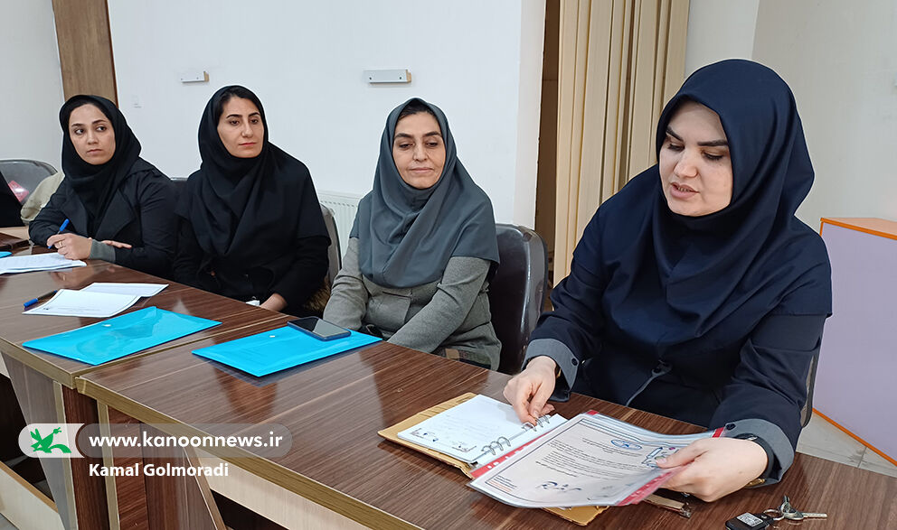 نشست تخصصی مربیان و رابطین هنری کانون استان لرستان مربیان و رابطین هنری کانون استان لرستان گرد هم آمدند