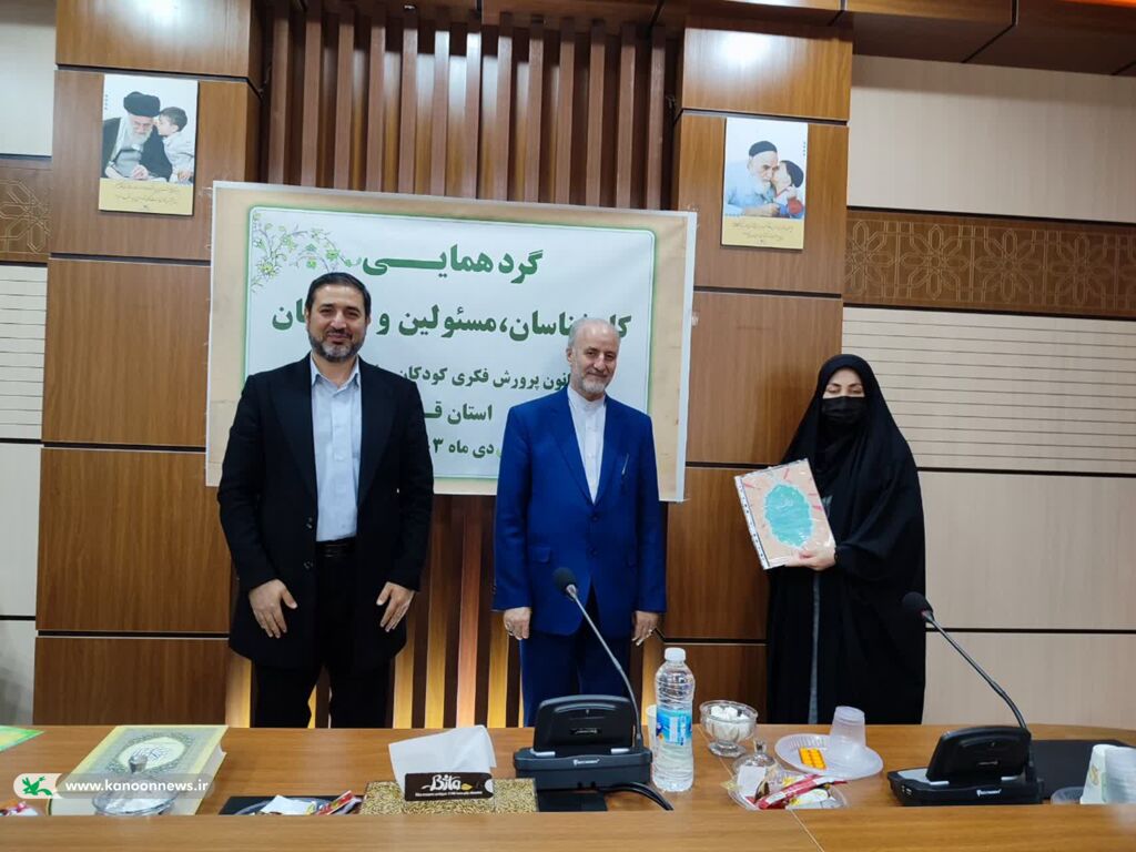 تقدیر از مربیان فعال کانون با حضور مرتضی حیدری معاون سیاسی امنیتی استانداری