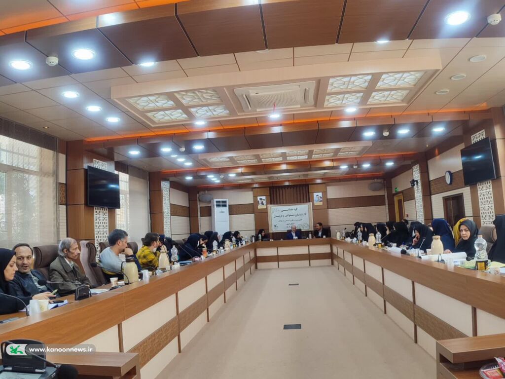 تقدیر از مربیان فعال کانون با حضور مرتضی حیدری معاون سیاسی امنیتی استانداری