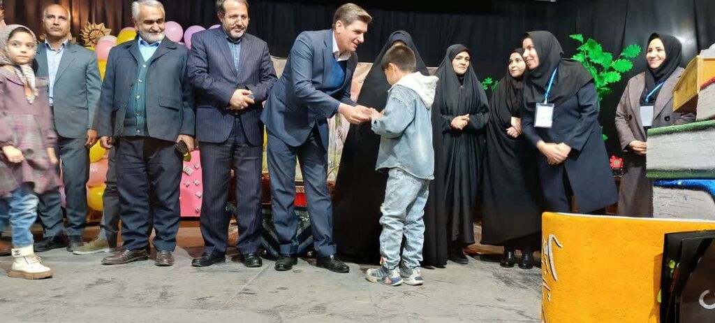 اختتامیه مسابقه کتابخوانی «آرزوی زنبورک» در قوچان