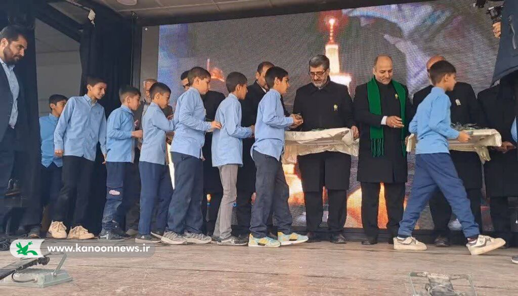 اهدای ۴۷۰ دست لباس گرم به دانشآموزان محروم بخش رضویه مشهد