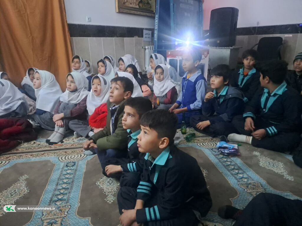 اکران فیلم باغ کیانوش در روستای میم به میزبانی واحد سیار روستایی بخش کهک