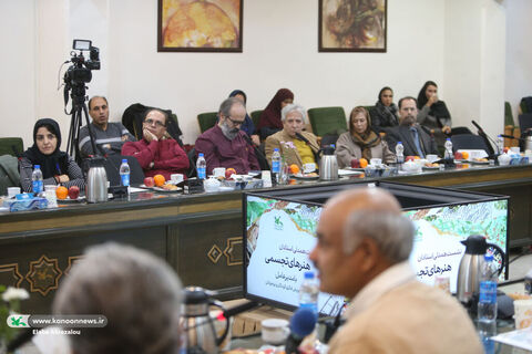 نشست هماندیشی استادان هنرهای تجسمی با مدیران کانون