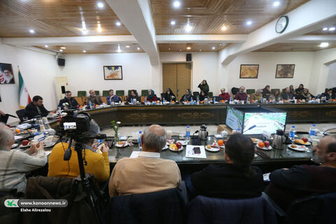 نشست هماندیشی استادان هنرهای تجسمی با مدیران کانون