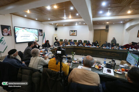 نشست هماندیشی استادان هنرهای تجسمی با مدیران کانون