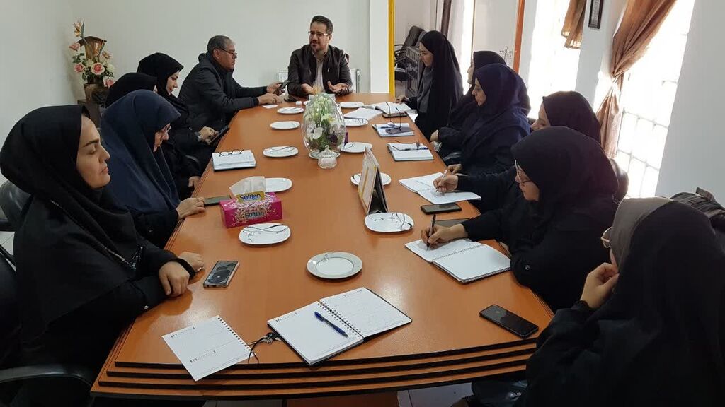 نشست شورای فرهنگی تبیین شیوهنامه جدید فعالیت مربیان فرهنگیهنری و فرهنگیادبی در کانون کرمانشاه