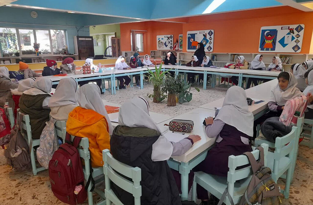 عروسک کتابخوان «دانا» به جمع کودکان کانون پیوست