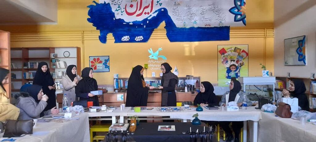 برگزاری دوره تربیت مربی با موضوع نماد در کانون همدان