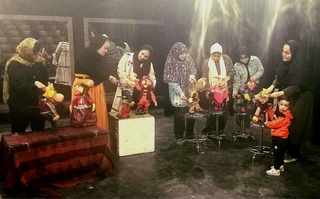 دهکده طلایی کانون کرمانشاه به روی صحنه میرود