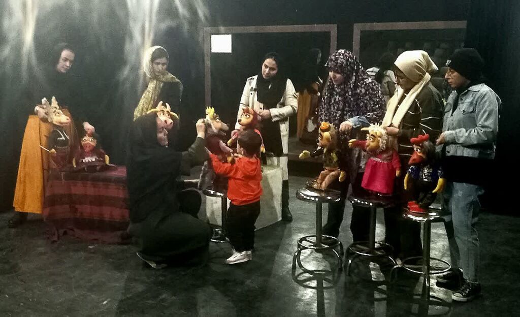 دهکده طلایی کانون کرمانشاه به روی صحنه میرود