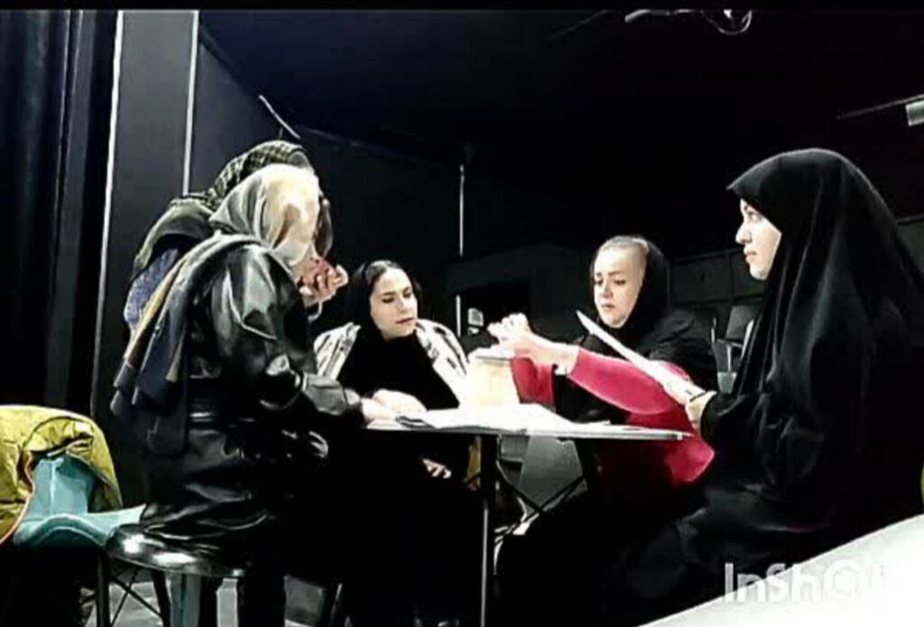 دهکده طلایی کانون کرمانشاه به روی صحنه میرود