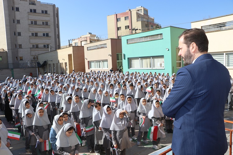 زنگ انقلاب توسط مدیرکل کانون استان اصفهان نواخته شد