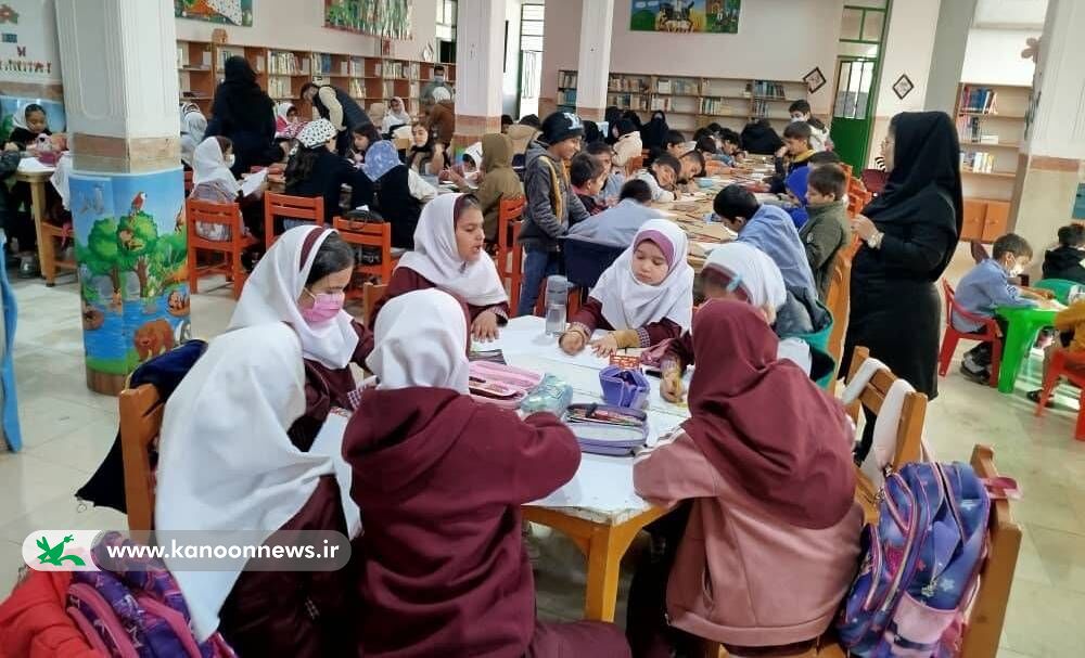 برپایی ایستگاه نقاشی به مناسبت دهه فجر در مرکز فرهنگی هنری لنده