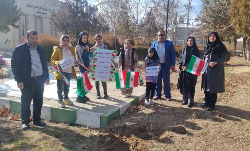 مراسم گرامیداشت شهدای بمباران هوایی شهر آشتیان با کاشت نهال در کانون