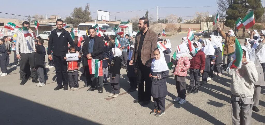 حضور مربیان مراکز فرهنگی هنری استان سمنان، در مراسم نمادین نواختن زنگ انقلاب در مدارس
