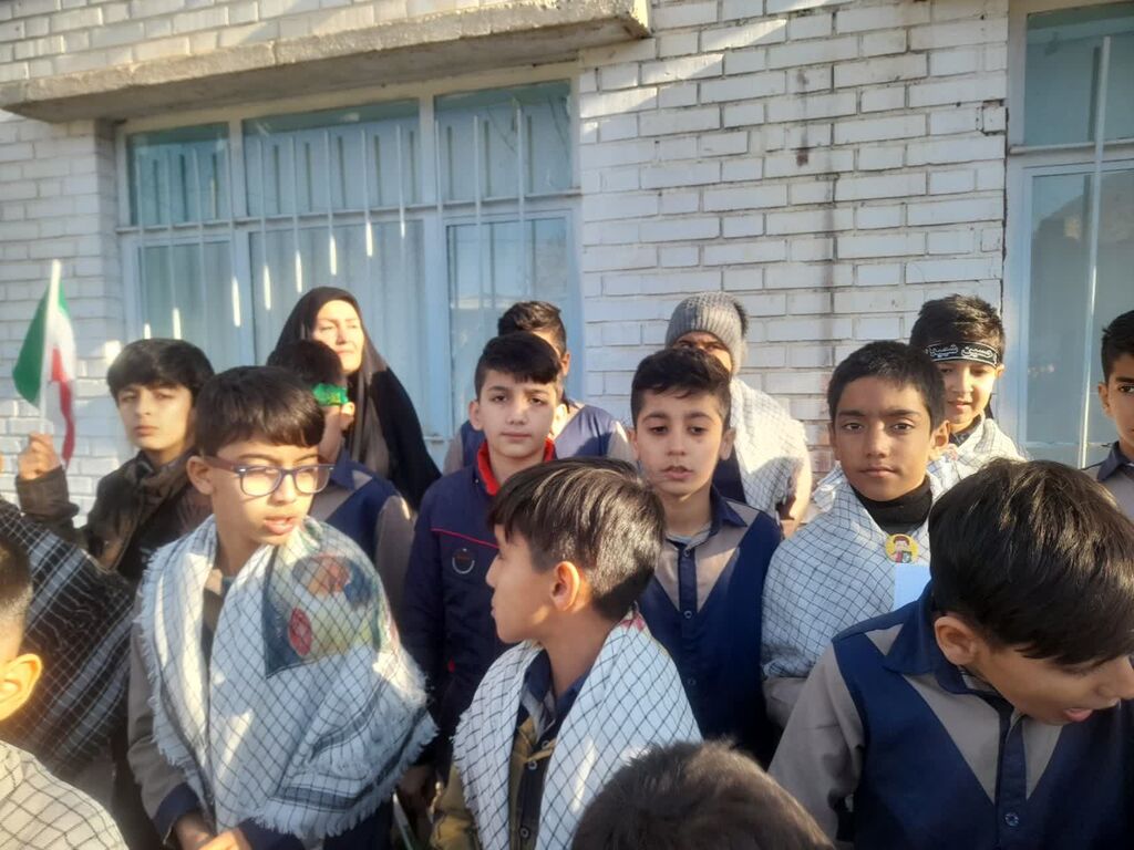 حضور مربیان مراکز فرهنگی هنری استان سمنان، در مراسم نمادین نواختن زنگ انقلاب در مدارس
