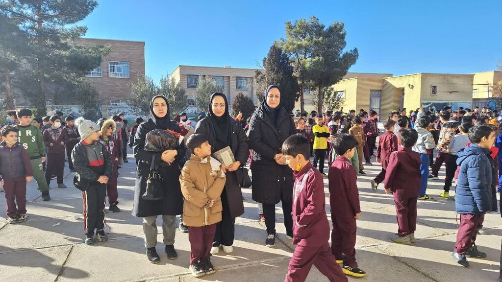 حضور مربیان مراکز فرهنگی هنری استان سمنان، در مراسم نمادین نواختن زنگ انقلاب در مدارس
